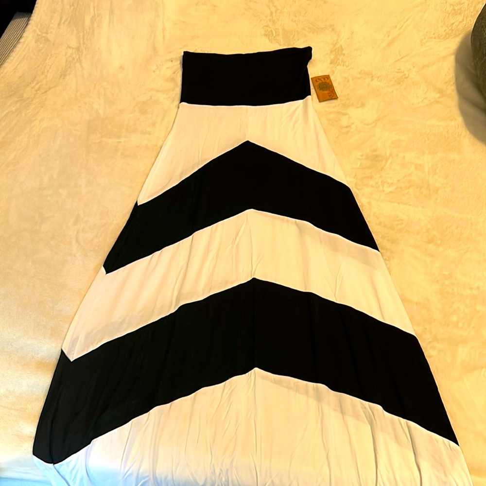 Brand new with tags Strapless Maxi Black & White Dress-Small